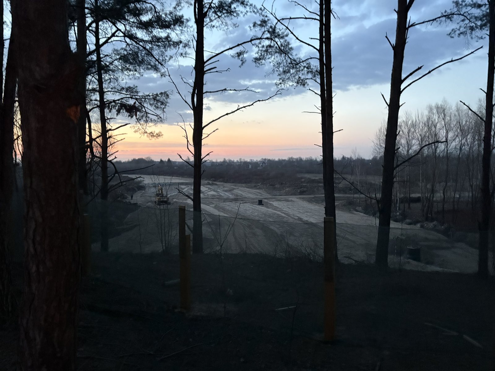 Строительство дамбы вблизи Ильича